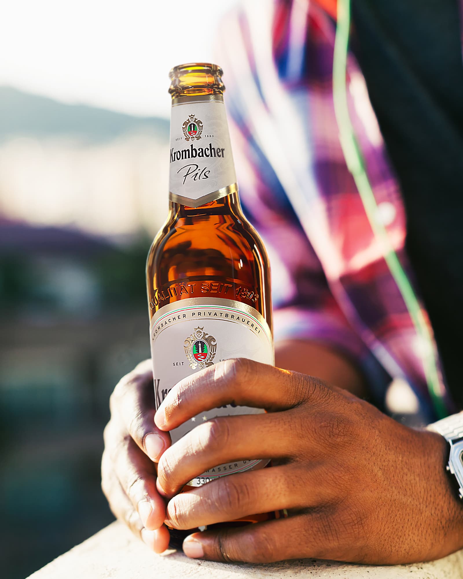 krombacher_international_social_media_pils_bottle_0.33_hands.jpg