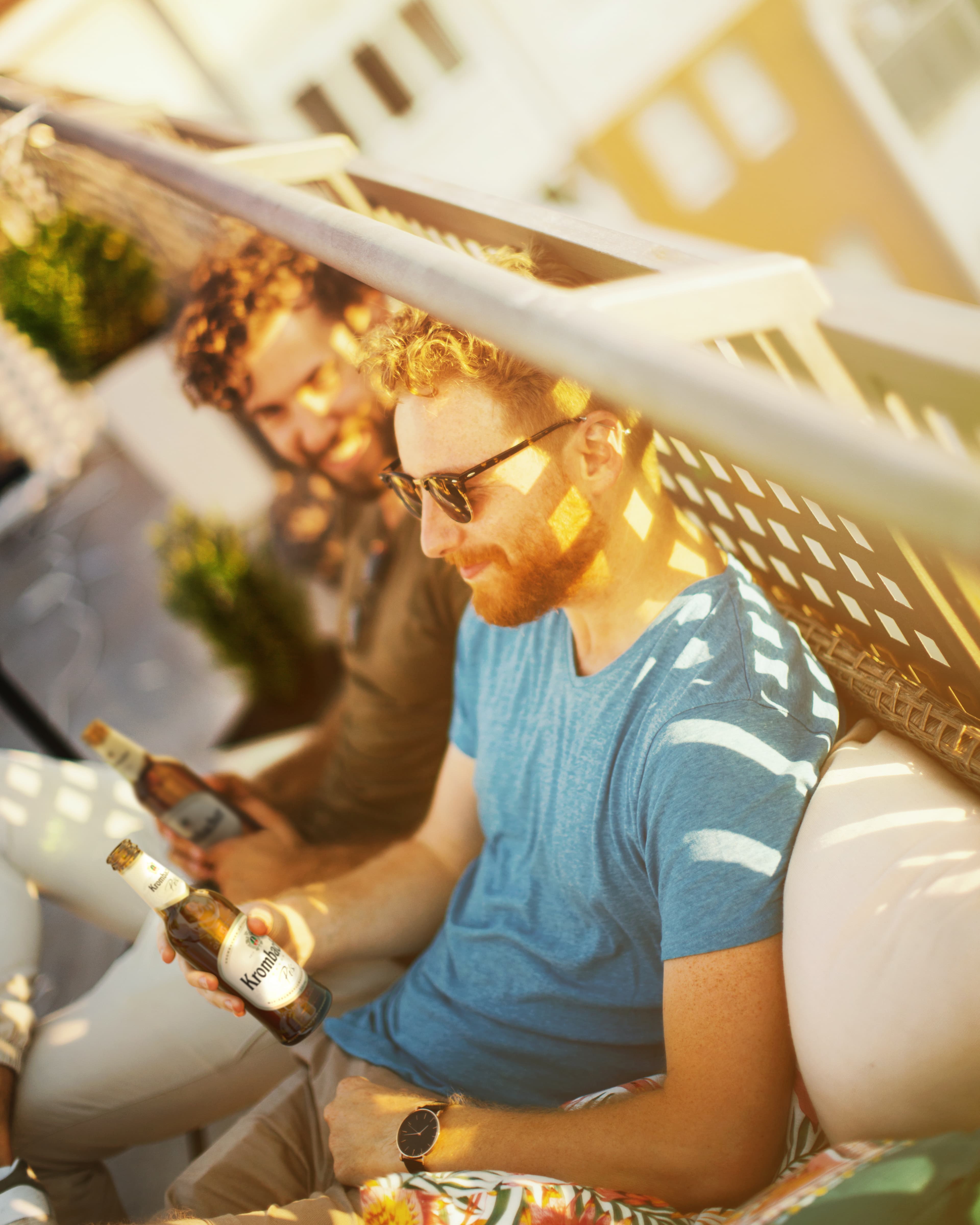 krombacher_international_social_media_still_pils_bottle_man_balkon.jpg