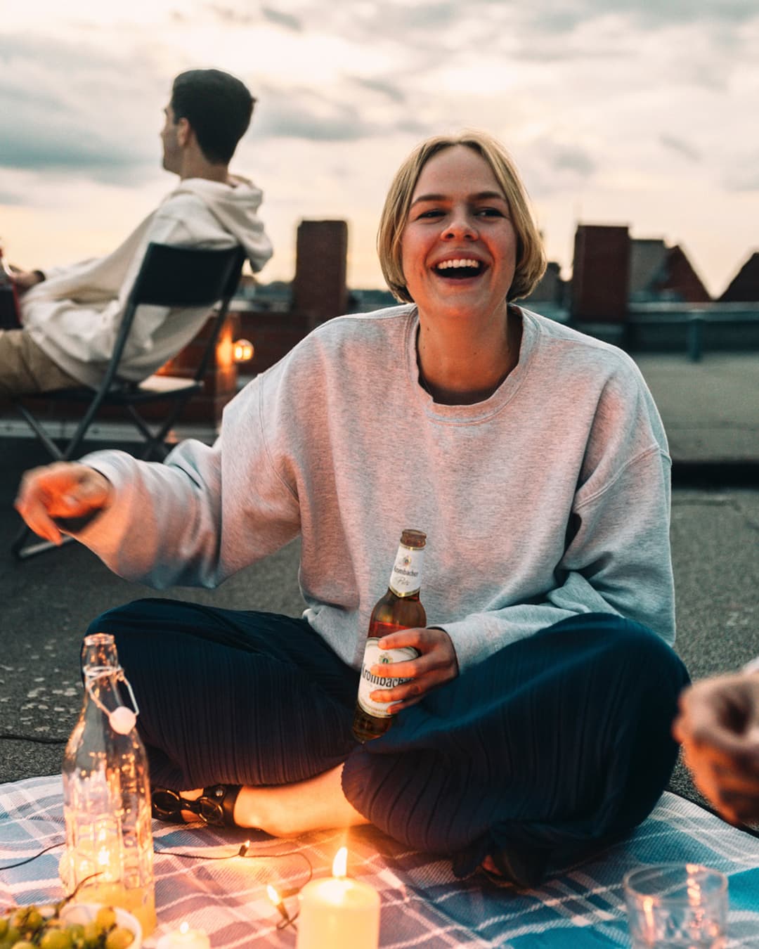 krombacher_international_social_media_still_pils_bottle_0.33_rooftop_002.png