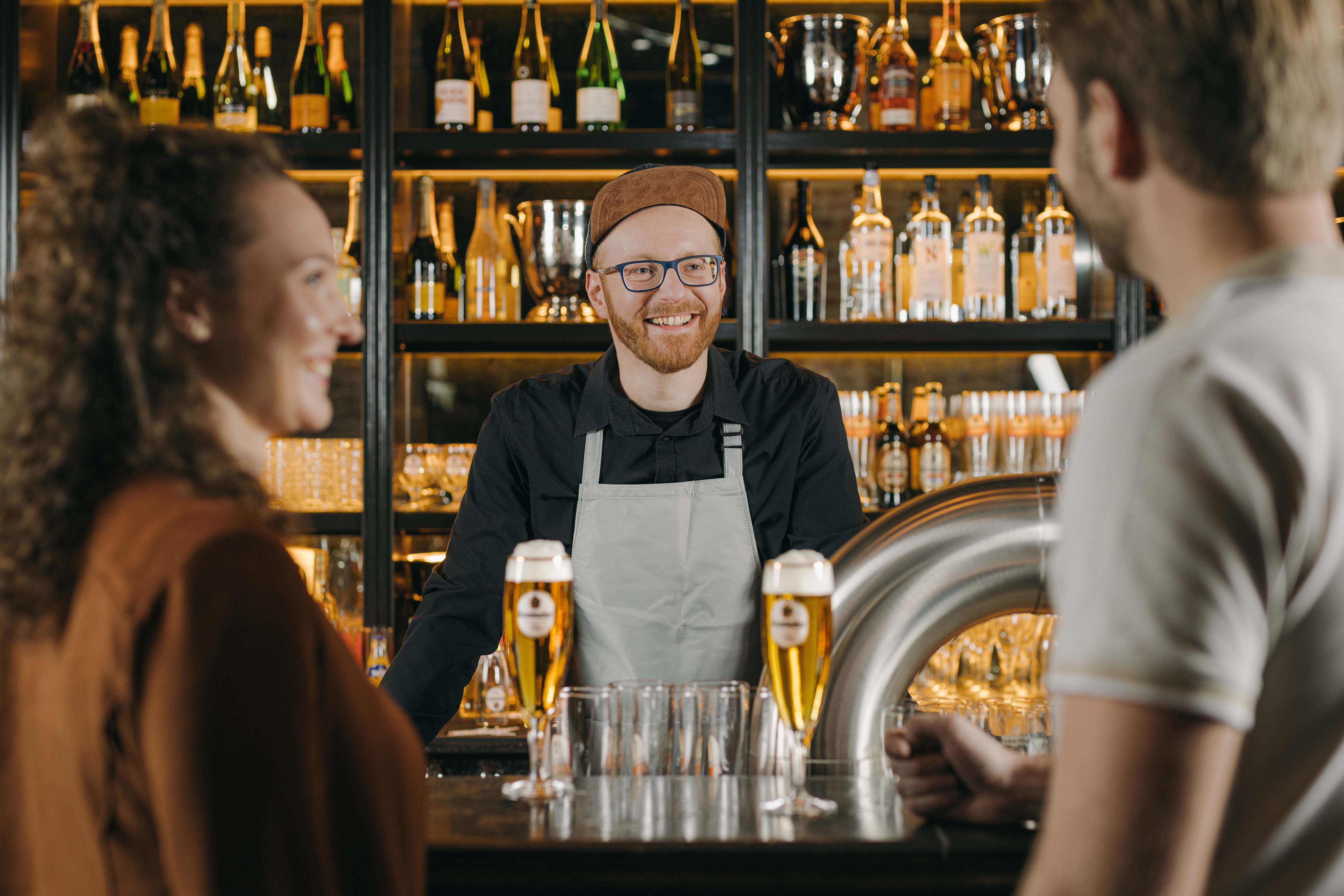 Gastro_Mood_Thekenszene_Smalltalk_Fokus_Bar_Mann_Pils.jpg